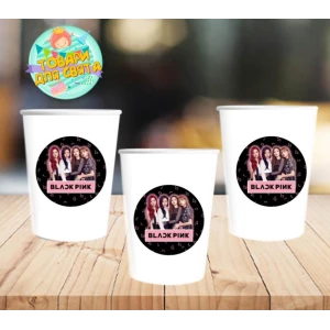 Изображение товара -  Стаканчики “БлекПинк / BlackPink“ белые бумажные с круглой наклейкой (поштучно) одноразовые