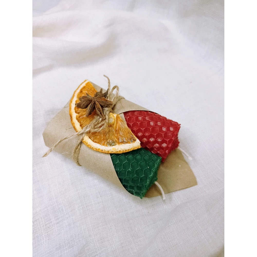 Набор свечей из вощины с декором ( ручная работа) 2 шт (высота 8 см диаметр 3 см) Зеленый красный