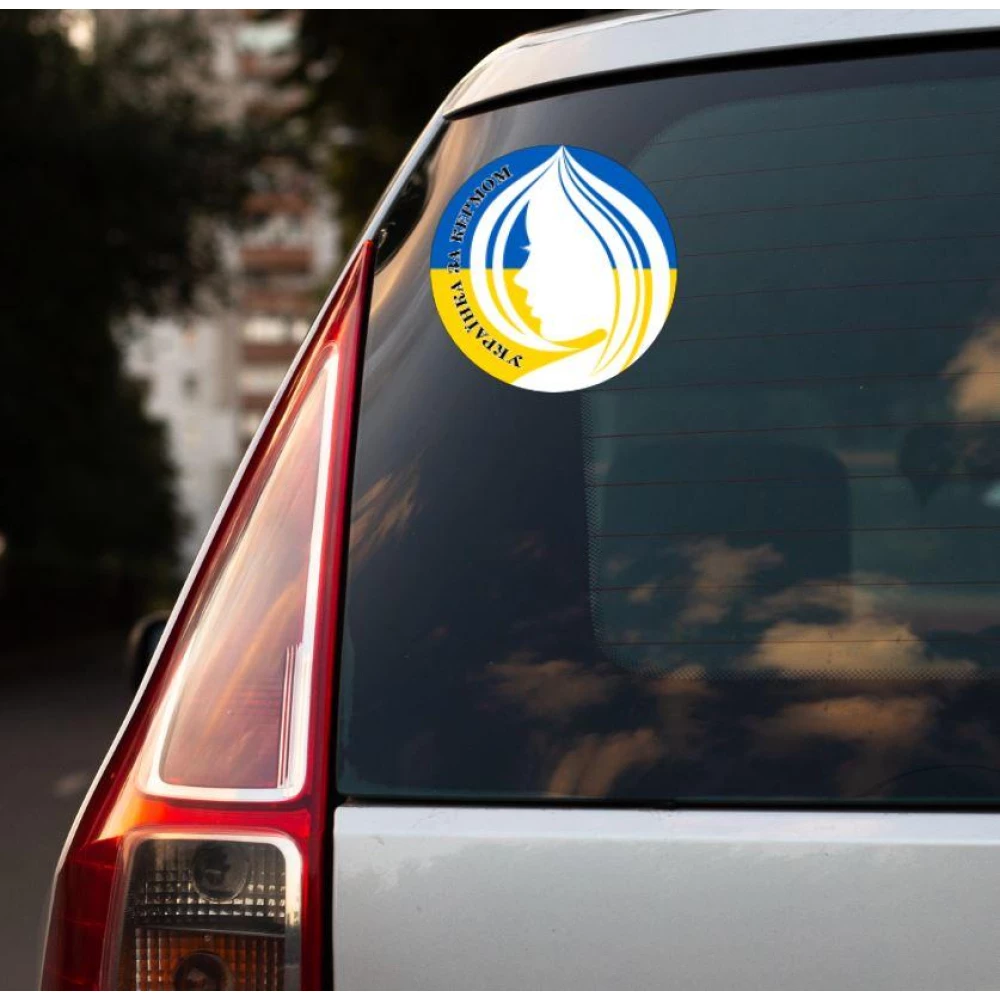 Патриотическая наклейка на машину “Українка за кермом“ (ЖБ круг) 13 см на авто / автомобиль / машину / стекло