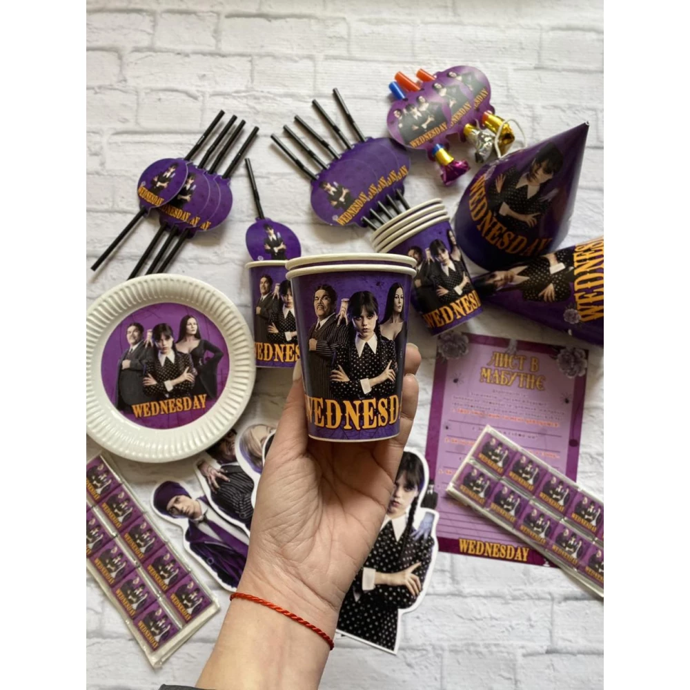 Стаканчики “Венсдей / Венздей  / Уенсдей Аддамс“  черные с круглой наклейкой (поштучно) одноразовые