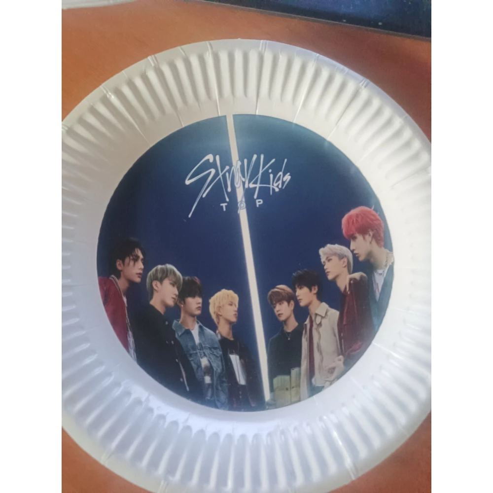 Тарелки бумажные одноразовые “Стрей Кидс / Stray Kids“ (Поштучно) 18см